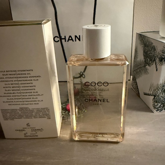 CHANEL Coco Mademoiselle Body Oil with White and Gold Accents - Picture 3 of 3